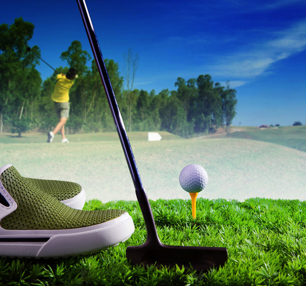 мяч для гольфа и клюшка на зеленой траве, конечно, против молодого человека
  - Фото, изображение