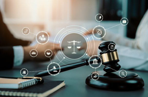 Intelligens jog, jogi tanácsadás ikonok és ügyvédi munkaeszközök az ügyvédi irodában, amelyek bemutatják a digitális jog és az okos jog és szabályozás online technológiájának koncepcióját . - Fotó, kép
