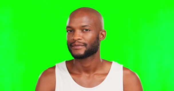 Fekete férfi, mosoly és arc a zöld képernyőn, szépség, boldogság és ápolás stúdió háttér. Portré, higiénia és kozmetikai ápolás mockup hellyel, arckép és boldog férfi bőrgyógyászattal. - Felvétel, videó