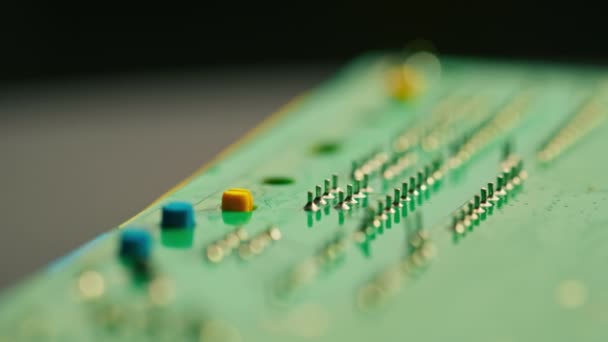 Yeşil baskılı devre ana kart bileşenleri mikroçipler işlemci transistörleri yarı iletkenler kapalı - Video, Çekim