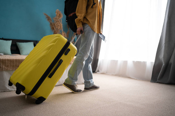 Τουριστική γυναίκα με τις αποσκευές της στην κρεβατοκάμαρα του ξενοδοχείου μετά το check-in. Γυναικείος τρόπος ζωής όταν ταξιδεύει στις διακοπές της. Αντιγραφή χώρου - Φωτογραφία, εικόνα
