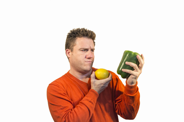 Uomo premuroso che tiene frutta e verdura
 - Foto, immagini