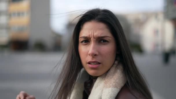 Een geïrriteerde jonge vrouw portret gezicht close-up met overstuur uitdrukking. Persoon die geen last wil hebben van emoties - Video