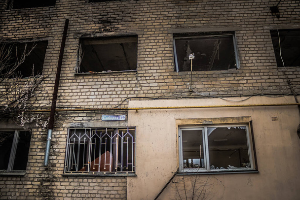 ウクライナのイズーム- 2023年4月8日ハリコフ州イズーム市にある破壊された建物。ロシア軍はウクライナに侵攻し、激しい戦いが戦場となっているこの地域で行われています - 写真・画像