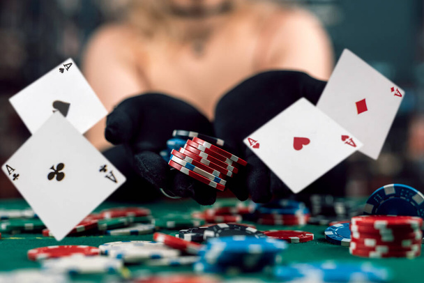 Frau in rotem Kleid werfen Fliege Spielkarten im Casino-Spiel. Glücksspielkonzept. Karten fliegen in der Luft, fallen - Foto, Bild