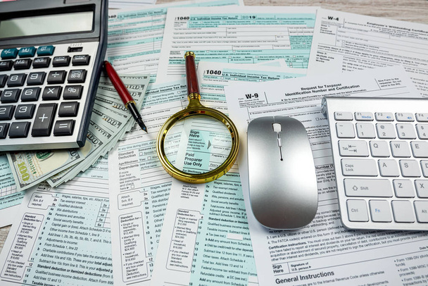2022 blank tax form with us dollar bills claculator pen on desk. Deadline - Foto, immagini