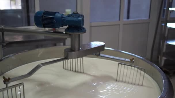 Kochmilch in einem stählernen Edelstahltank auf der Käserei. Käseherstellung. Kopierraum - Filmmaterial, Video
