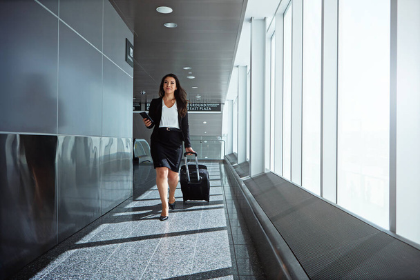 Mój interes zaraz się rozkręci. bizneswoman wykonawcza przechodząca przez lotnisko podczas podróży służbowej - Zdjęcie, obraz