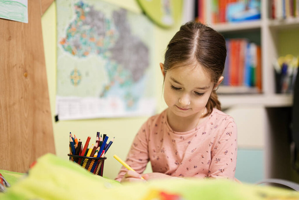 Cute little girl drawing in her room.  - Foto, Imagem