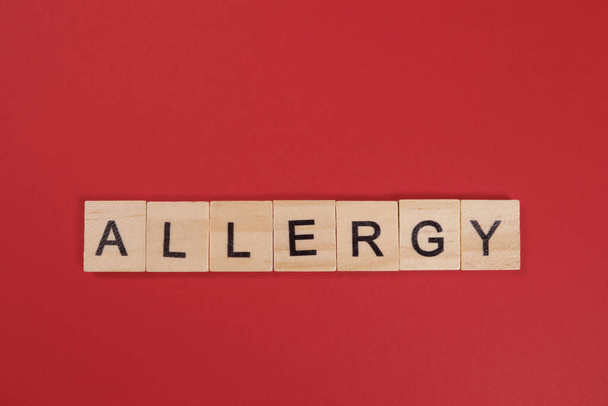 Λέξη Αλλεργία από ξύλινα γράμματα σε κόκκινο φόντο - Φωτογραφία, εικόνα