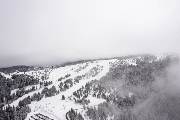 Drone widok na góry w śnieżnej zimie - Zdjęcie, obraz