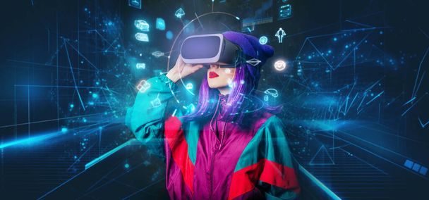 Concepto de mujer con estilo en gafas VR con interfaz futura sobre fondo oscuro - Foto, imagen