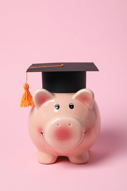 Свинка в шляпе выпускника на розовом фоне - Фото, изображение