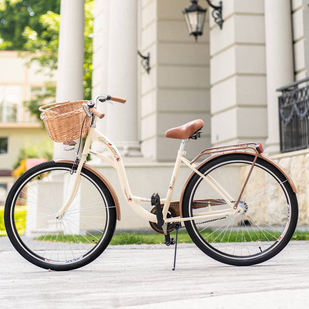 Вид на городской велосипед, припаркованный на улице по соседству. Солнечный велосипед летом. Нет людей. - Фото, изображение
