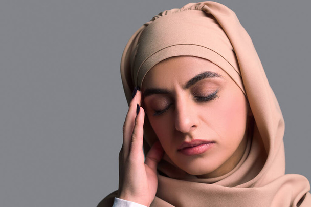 Arabka. Snímek hlavy mladé ženy v béžové hidžáb - Fotografie, Obrázek
