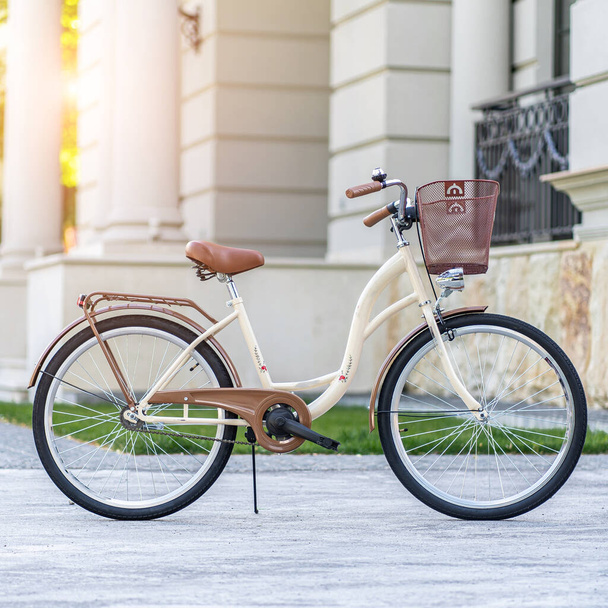 Вид сбоку современного городского велосипеда или велосипеда для уличной дороги. Городской велосипед припаркован на лужайке. Городской велосипед, стоящий прямо на траве, статичный, без людей. - Фото, изображение