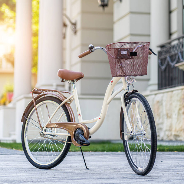 Вид сбоку современного городского велосипеда или велосипеда для уличной дороги. Городской велосипед припаркован на лужайке. Городской велосипед, стоящий прямо на траве, статичный, без людей. - Фото, изображение