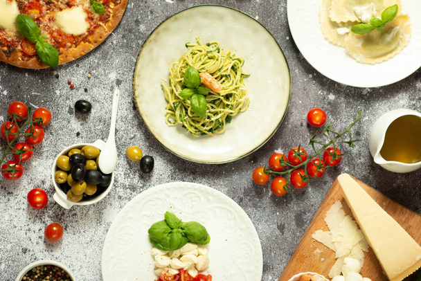 Fettuccine tészta Olasz konyha. A hagyományos olasz konyha ételei. olasz táblázat - Fotó, kép