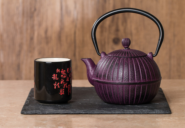 Bule tradicional chinês e xícara
  - Foto, Imagem
