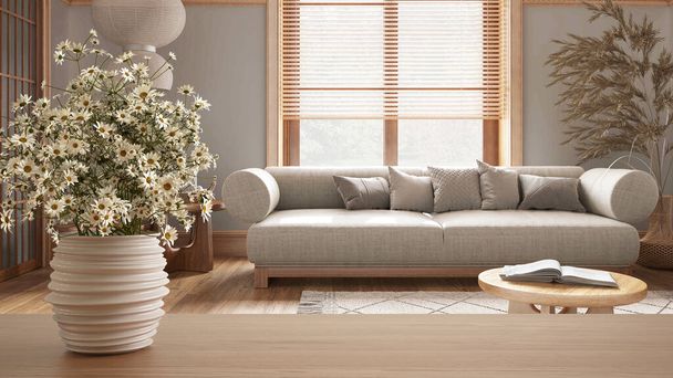 Mesa de madera o estante con jarrón de cerámica con margaritas, flores silvestres, sobre Japón sala de estar de madera en estilo minimalista, concepto de diseño interior moderno - Foto, Imagen