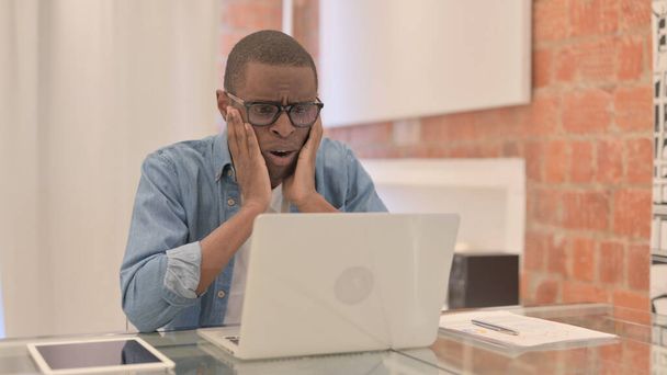 Африканська людина шокована втратами на ноутбуці
 - Фото, зображення