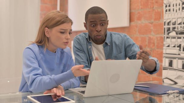 Interracial alterado pareja discutiendo mientras se utiliza el ordenador portátil, marido enojado - Foto, Imagen