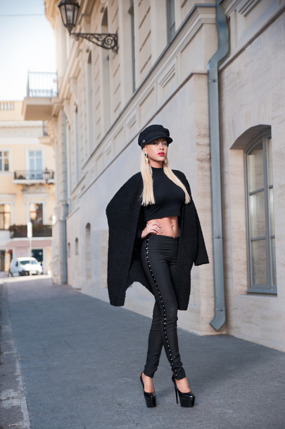 bella ragazza a piedi in un cappotto nero
 - Foto, immagini