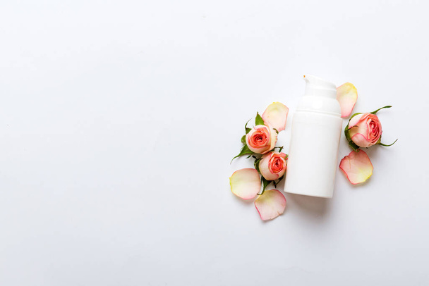 Garrafas de saúde extravagantes de nata com flor de rosa. Conceito de cosméticos de spa orânico natural. Mockup, modelo, Vista superior. - Foto, Imagem