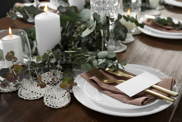 Luxury table setting with beautiful decor and blank card. Festive dinner - Fotoğraf, Görsel