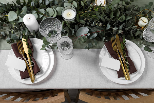 Πολυτελές τραπέζι με όμορφη διακόσμηση και λευκές κάρτες. Εορταστικό δείπνο - Φωτογραφία, εικόνα