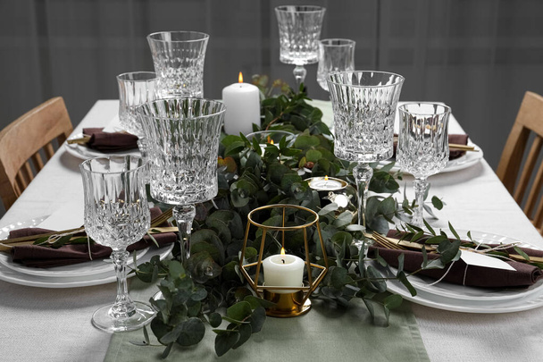 Elegante ed elegante tavola apparecchiata per cene festive al chiuso - Foto, immagini
