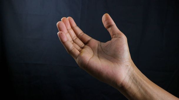 Ανθρώπινο χέρι στην επιλογή χειρονομία απομονώσει σε λευκό φόντο με περικοπή διαδρομή. Σύμβολο χέρι φθάνοντας για κάτι, Μια παλάμη μπροστά από το μαύρο φόντο - Φωτογραφία, εικόνα