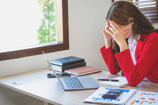 Konzept Burnout-Syndrom. Geschäftsfrau fühlt sich unwohl bei der Arbeit. Was durch Stress verursacht wird, angehäuft durch erfolglose Arbeit und weniger ruhenden Körper. Konsultieren Sie einen Fachpsychiater. - Foto, Bild