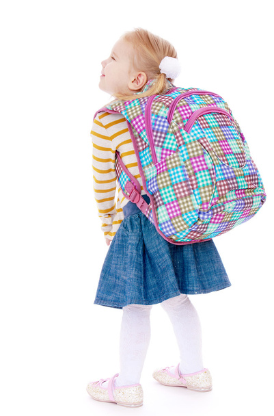 mooi meisje schoolmeisje met satchel op zijn schouders. - Foto, afbeelding