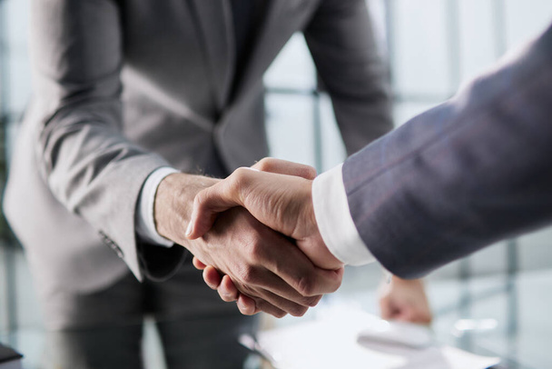 Handshake of two businessmen who enters into the contract to develop a new software - Foto, immagini