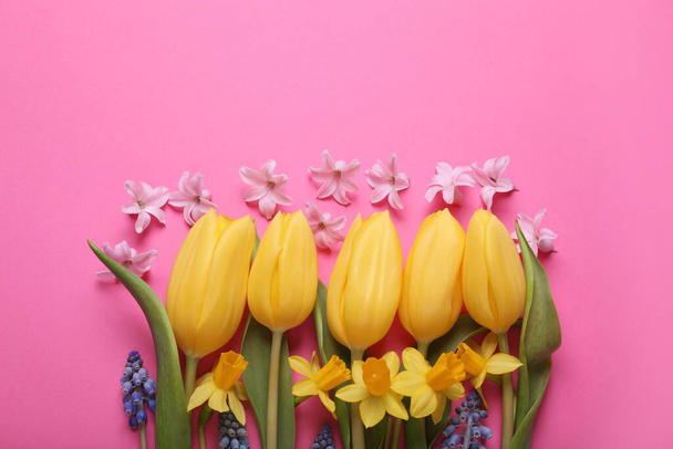 Beautiful different flowers on pink background, flat lay. Space for text - Fotografie, Obrázek