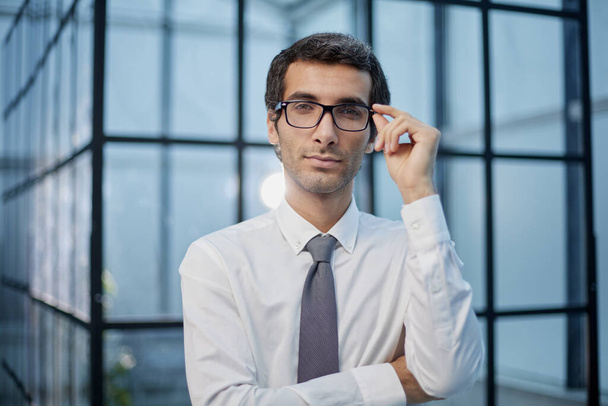 Портрет молодого бизнесмена в очках - Фото, изображение