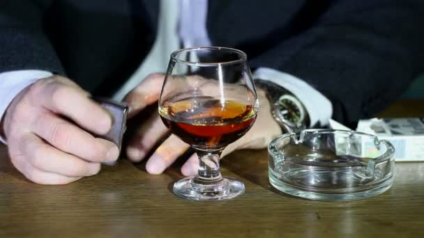 Cognac, leichter und mit der Zeit. Nervöser Geschäftsmann. - Filmmaterial, Video
