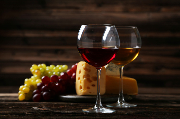 Glasses of red and white wine - Foto, afbeelding
