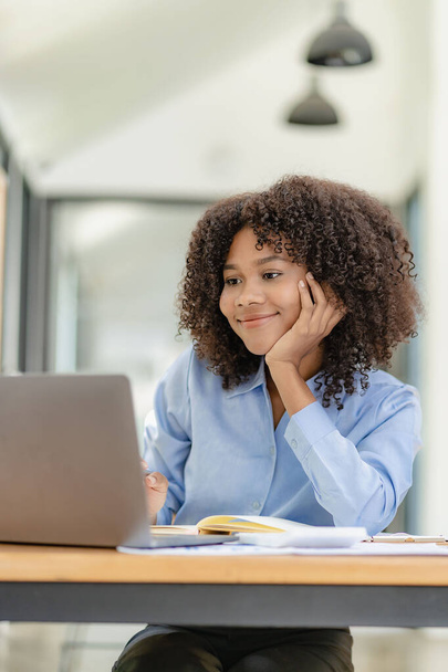 Çekici genç Afrikalı Amerikalı iş kadını, borsa simsarı ve online komisyonculuk için araştırma çözümü. Şirket bankacılığı finansmanı - Fotoğraf, Görsel