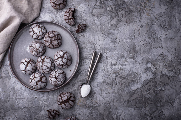 Çatlak ve şeker tozlu çikolatalı buruşuk kurabiyeler - Fotoğraf, Görsel