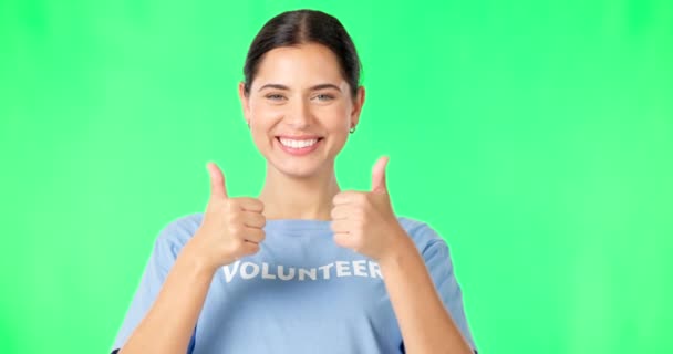 Счастливая женщина, волонтер и руки вверх на зеленом экране для согласия или успеха на студийном фоне. Портрет женщины показывая смайлик пальца, да подписать или как для хорошей работы на макете. - Кадры, видео