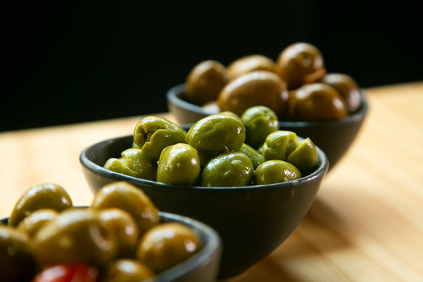 Špičkové olivové pokrmy ve Španělsku. Tradiční španělská tapa. - Fotografie, Obrázek