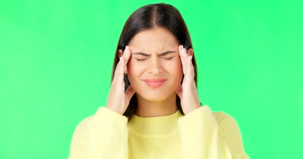 Stress, Frustration und eine Frau mit Kopfschmerzen auf einem grünen Bildschirm vor Studiohintergrund. Burnout, Angstzustände und ein Mädchen, das sich auf einer Attrappe die Schläfen massiert, um Migräne zu lindern. - Filmmaterial, Video