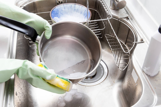 Mulher lavar prato na cozinha - Foto, Imagem
