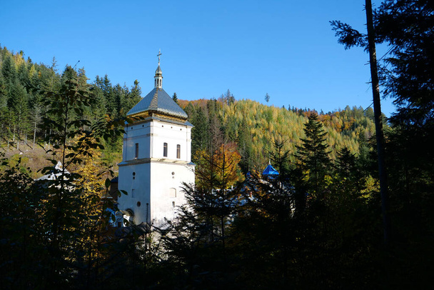 Manyava Skete of Exaltation of Holy Cross in forest in Carpathian mountains, Ukraine. Ortodoxní samovazební mužský klášter, skete. Poblíž skete v lese je požehnaný kámen, předmět uctívání - Fotografie, Obrázek