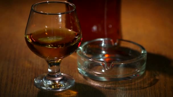 Il ghiaccio cade in un bicchiere con cognac, whisky
 - Filmati, video