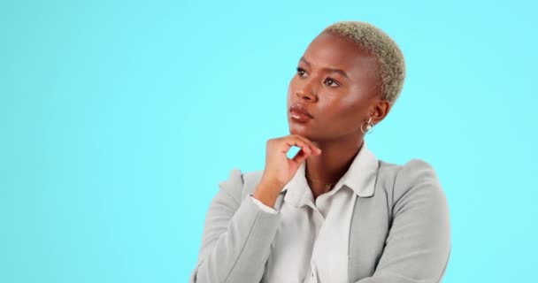 Přemýšlející, zmatená a černá žena ve studiu s rozhodnutím, volbou a zamyšlená na modrém pozadí. Pochybnost, maketa a zaměstnankyně s otázkami, rozhodování nebo zvažování emoji a pózování izolovaných. - Záběry, video