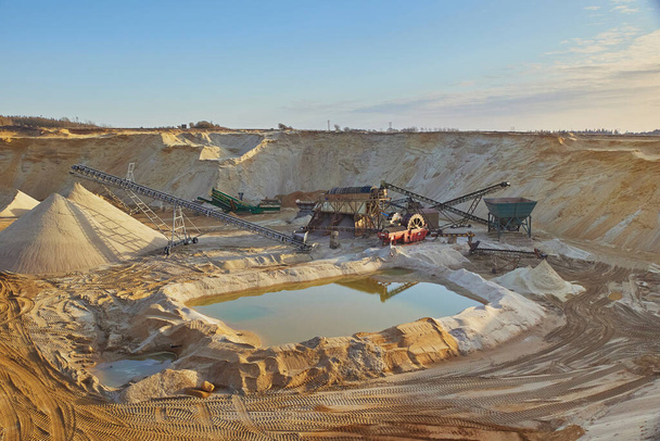 Obrovský písek kamenolom v Dánsku při západu slunce. - Fotografie, Obrázek