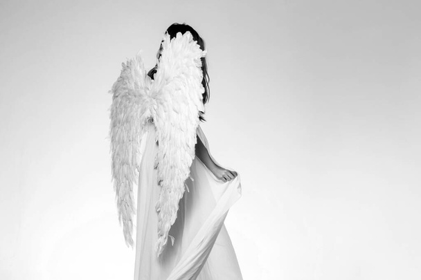 Angel girl. Long white wings. Wonderful blonde angel girl with white wings - Foto, Imagem
